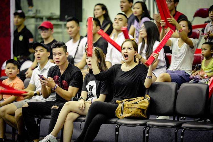 Theo dõi trận đấu, người đẹp sinh năm 1988 nhiều lần reo hò, cổ vũ cuồng nhiệt.