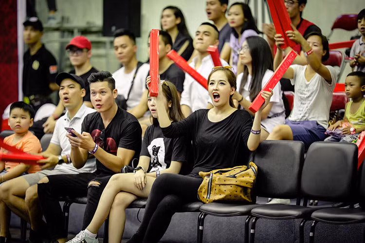 Theo dõi trận đấu, người đẹp sinh năm 1988 nhiều lần reo hò, cổ vũ cuồng nhiệt.