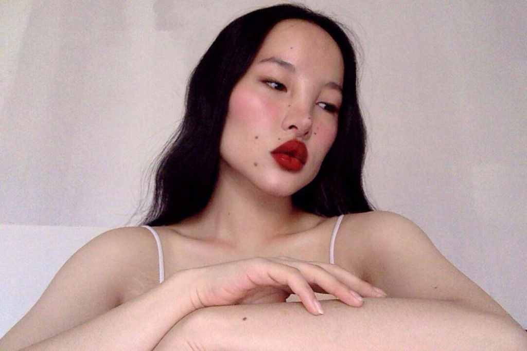 Không ít ý kiến ngoài nghi Tsunaina đã thẩm mỹ để có cấu trúc gương mặt lạ. Trong khi đó, chân dài 9X khẳng định: “Tôi từng mất 20 năm để ghét gương mặt và thân hình của mình cho đến hôm nay”.