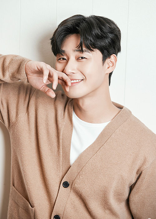 Lạnh lùng hay tươi tắn, Park Seo Joon vẫn đầy nam tính. Ảnh: sportsseoul