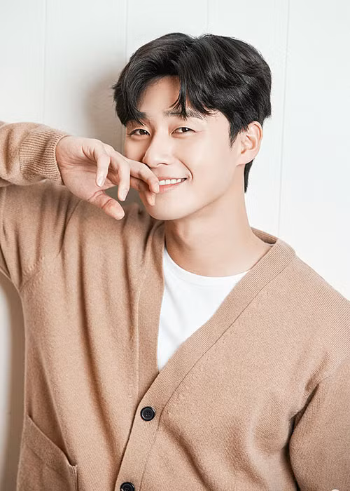 Lạnh lùng hay tươi tắn, Park Seo Joon vẫn đầy nam tính. Ảnh: sportsseoul