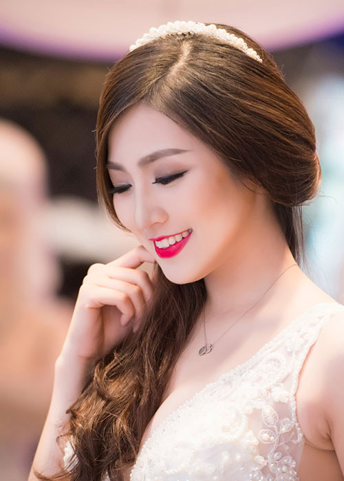 Sở hữu vóc dáng quyến rũ, người đẹp sinh năm 1993 khiến nhiều người phải trầm trồ khi diện váy cưới. Ảnh: Khampha