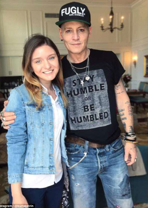 Một số bức ảnh của Johnny Depp chụp cùng fans tại Đức dấy nghi vấn nam diễn viên bị ốm. Ảnh: DM