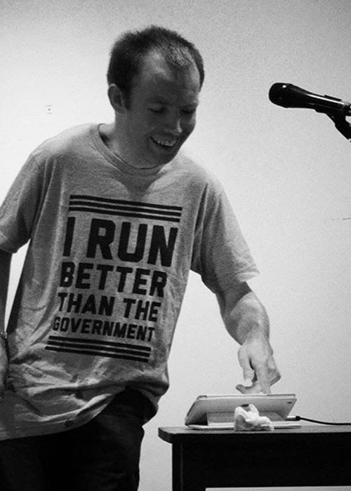 Lost Voice Guy từng tốt nghiệp ngành báo chí và làm việc quản lý thông tin qua mạng cho Hội đồng thành phố Sunderland. Ảnh: FBNV