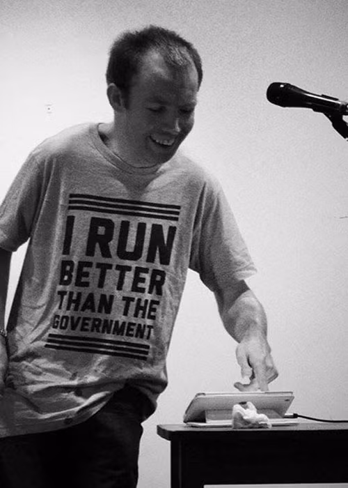 Lost Voice Guy từng tốt nghiệp ngành báo chí và làm việc quản lý thông tin qua mạng cho Hội đồng thành phố Sunderland. Ảnh: FBNV