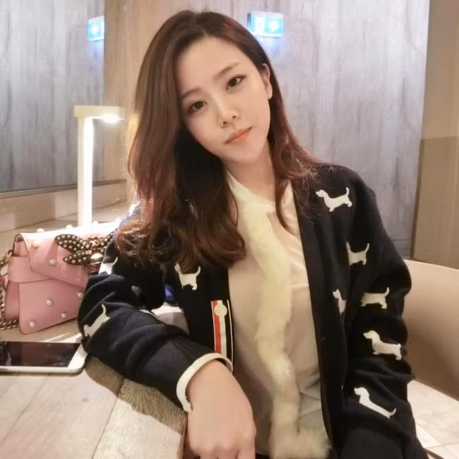 Trong khi anh trai theo đuổi đam mê nghệ thuật thì Ông Thoại Liên đi du học và định cư ở Sydney, Úc. Cô cũng rất kín tiếng với truyền thông.