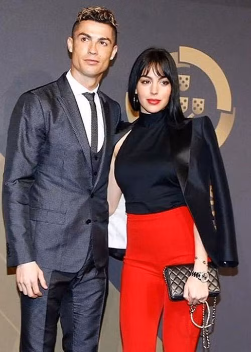 Vốn yêu trẻ con và là mẫu người phụ nữ của gia đình, Georgina mang bầu và hạ sinh con gái cho Cristiano vào tháng 11/2017. Ảnh: FBNV