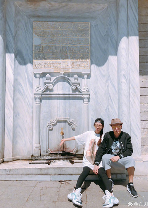 Tháng 4/2018, An Dĩ Hiên từng gặp sự cố sức khỏe. Theo một số nguồn tin, cô phải mổ cấp cứu vì mang thai ngoài tử cung.