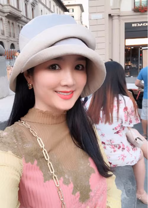 Giáng My mua 3 CD của nghệ sĩ nghèo hát ngoài đường phố.