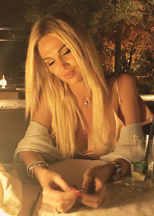 Tuy nhiên, từng có thông tin Victoria và Fyodor Smolov ly hôn vì nam cầu thủ yêu người mẫu Miranda Shelia.