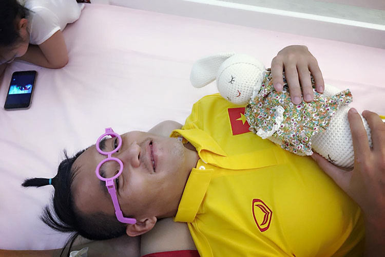 Công Vinh cũng sẵn sàng chiều chuộng mọi sở thích của con gái như chơi búp bê.