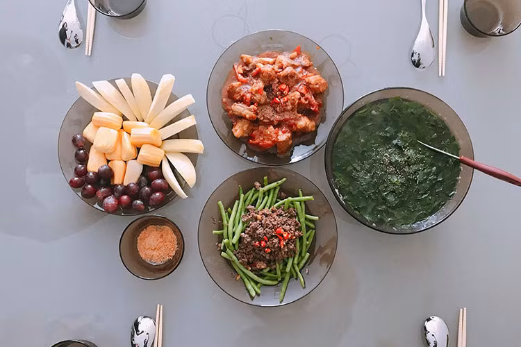 Lan Khuê trổ tài nấu nướng.