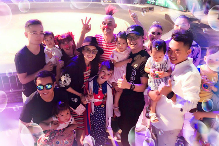 Dù bận rộn nhưng Uông Phong vẫn cùng vợ thường xuyên đưa con gái đi chơi.