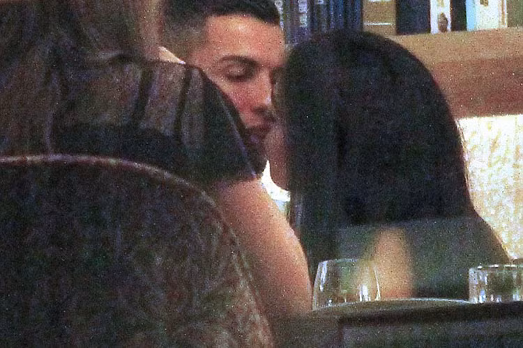 Từ khi công khai, cặp đôi không ngần ngại dành cử chỉ tình tứ cho nhau trước công chúng. Ảnh: Dailymail