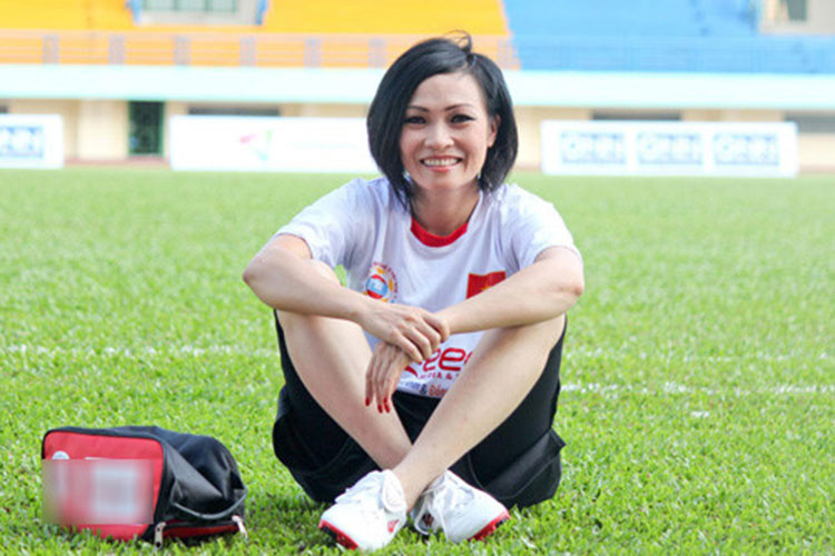 Phương Thanh cũng thích xem World Cup từ nhỏ. Nữ ca sĩ tiết lộ người khiến cô thích xem World Cup chính là Maradona. Ảnh: Zing