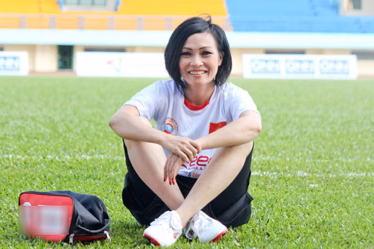 Phương Thanh cũng thích xem World Cup từ nhỏ. Nữ ca sĩ tiết lộ người khiến cô thích xem World Cup chính là Maradona. Ảnh: Zing