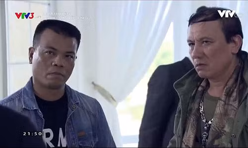 Nguyễn Mạnh Hùng (trái) đóng phim "Người phán xử". Ảnh: VTV