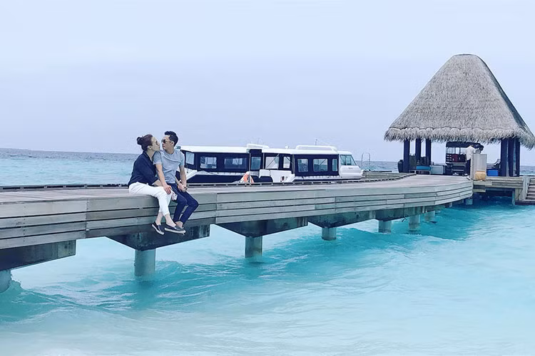 Sao Việt Đàm Thu Trang khoe ảnh bên Cường Đô la trong chuyến du lịch Maldives.