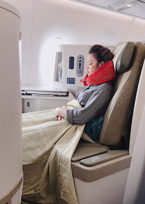 Hot Face sao Việt 24h: Lý Nhã Kỳ vẫn giữ được thần thái khi bị chụp lén lúc ngủ.