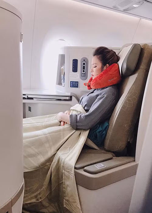 Hot Face sao Việt 24h: Lý Nhã Kỳ vẫn giữ được thần thái khi bị chụp lén lúc ngủ.