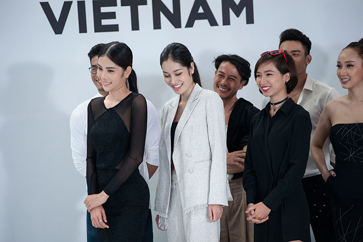 Nguyễn Thị Lệ Nam (ngoài cùng bên trái) vừa đăng ký tham gia cuộc thi The Face 2018.