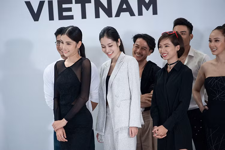 Nguyễn Thị Lệ Nam (ngoài cùng bên trái) vừa đăng ký tham gia cuộc thi The Face 2018.