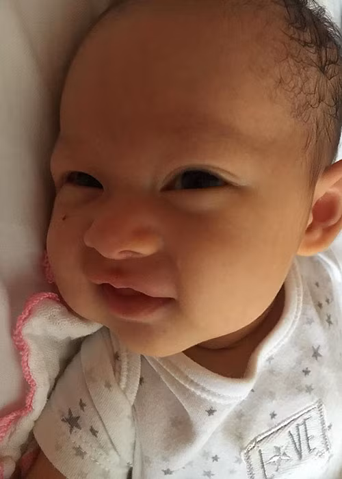 Con gái Lan Phương bắt đầu biết cười với mẹ.