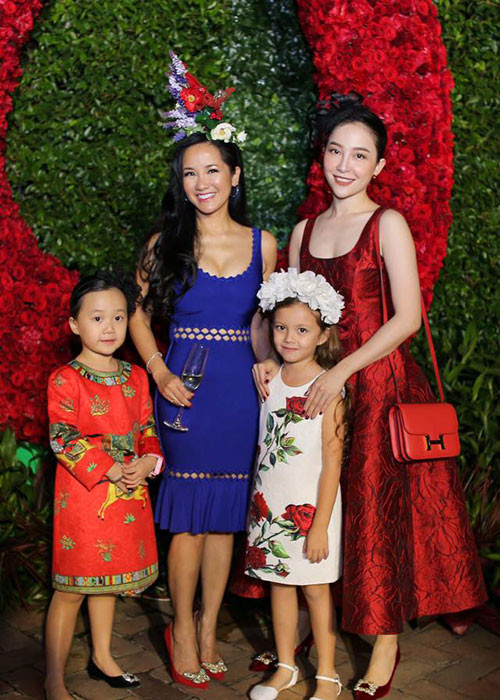 Hồng Nhung sở hữu vóc dáng quyến rũ ở độ tuổi 48 nhờ tập luyện.