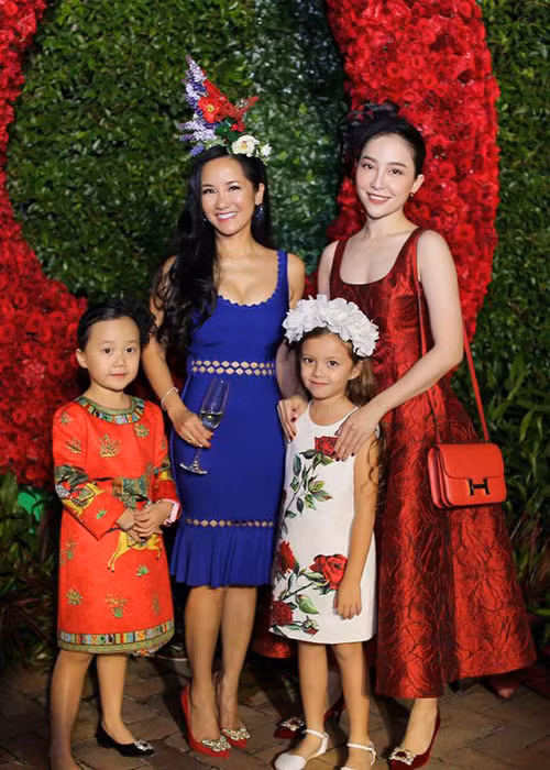 Hồng Nhung sở hữu vóc dáng quyến rũ ở độ tuổi 48 nhờ tập luyện.