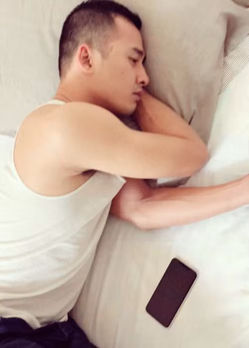 Thúy Diễm hài hước chia sẻ ông xã buồn vì bị mất Facebook. “Nỗi buồn của chàng lại trở về và có phần nặng nề hơn. Facebook mất là ảnh mất cái hồn. Ai lấy trả lại cho chồng tui được không”, nữ diễn viên chia sẻ.