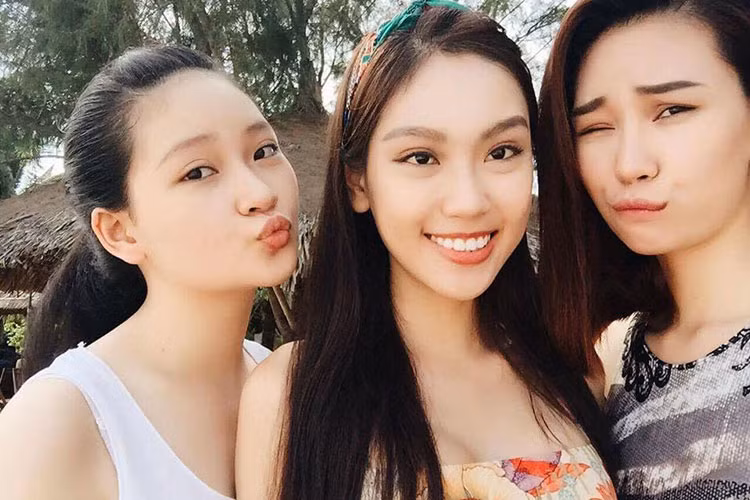 Hình ảnh Khánh Linh nhí nhảnh bên chị gái Phương Linh và Thùy Linh trong một chuyến đi chơi. Ảnh: FBNV