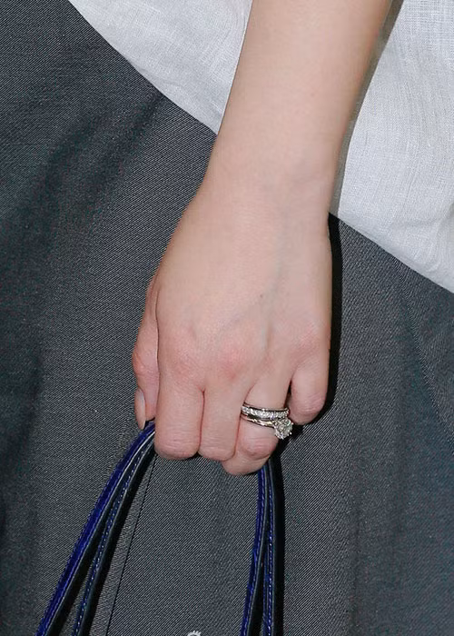 Chung Hân Đồng khoe nhẫn cưới khi xuất hiện bên ông xã tại sân bay.