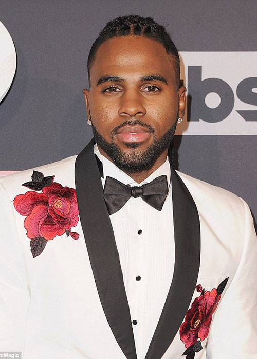 Sau 2 mối tình bị công chúng soi mói quá mức, Jason giữ kín chuyện hẹn hò hiện tại của mình. Ảnh: Dailymail