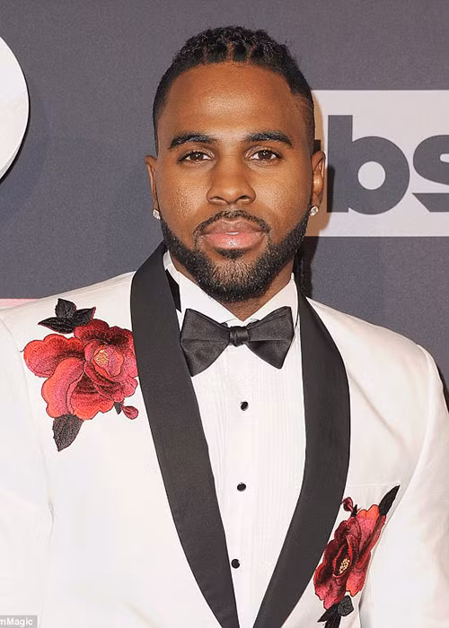 Sau 2 mối tình bị công chúng soi mói quá mức, Jason giữ kín chuyện hẹn hò hiện tại của mình. Ảnh: Dailymail