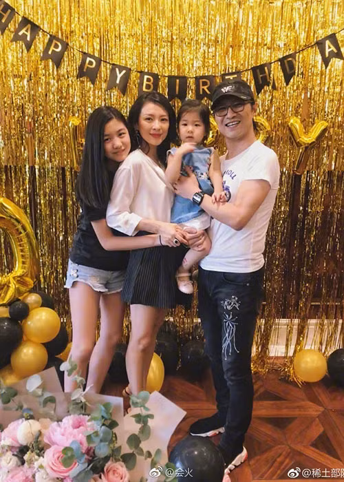 Hình ảnh Chương Tử Di tình cảm bên bé Hy Hy vừa được Uông Phong chia sẻ trên trang cá nhân. Được biết, bé Hy Hy là con gái của Uông Phong và tình cũ Cát Hội Tiệp.