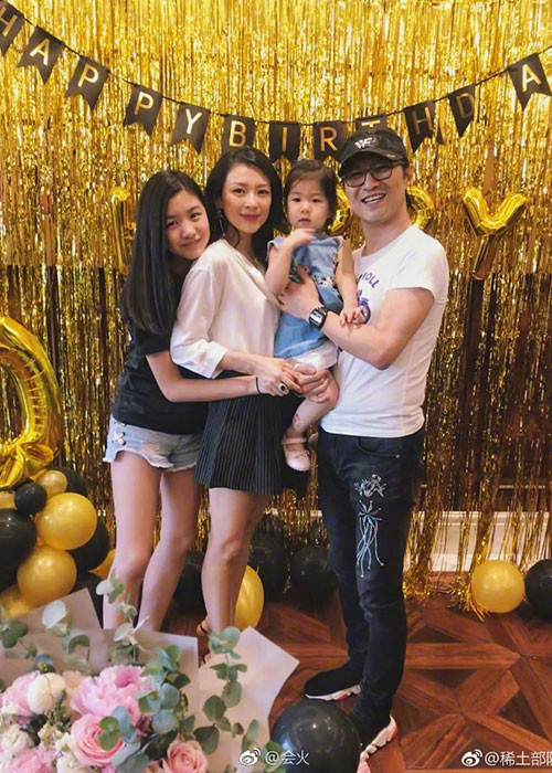 Hình ảnh Chương Tử Di tình cảm bên bé Hy Hy vừa được Uông Phong chia sẻ trên trang cá nhân. Được biết, bé Hy Hy là con gái của Uông Phong và tình cũ Cát Hội Tiệp.