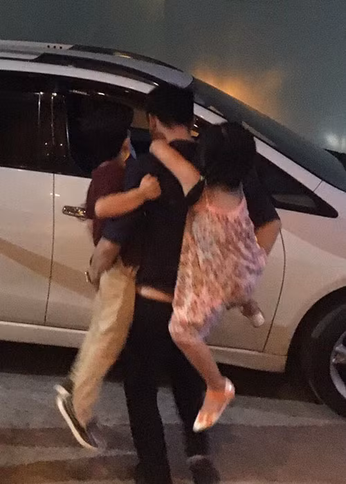 Công Vinh dành nhiều thời gian cho con gái. Anh cùng con hái rau trong vườn, chở con đi hóng mát hay đi thả diều.