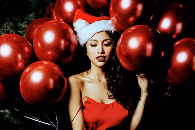 Vân Hugo làm thơ: “Đàn bà cần sẻ chia/ Đàn ông cần công nhận / Đàn bà cần an phận/ Đàn ông thích tự do/ Đàn bà muốn được lo/ Đàn ông nên rộng lượng/ Đàn bà mà cao thượng/ Đàn ông sẽ trung thành/ Đàn bà hãy mong manh/ Để đàn ông vững chãi/ Đàn bà mà nhẫn nại/ Đàn ông sẽ kiên cường/ Vun đắp nhịp yêu thương/ Bỏ qua và chấp nhận/ Đừng yêu rồi lại hận/ Kệ duyên đến duyên đi/ Yêu đương - chuyện dài kỳ/ Viết hoài không hết chuyện”.