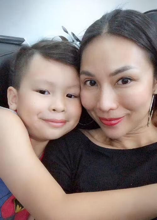 Khánh Ngọc cảm thấy con trai trưởng thành từng ngày khi cậu nhóc biết cảm ơn mẹ.