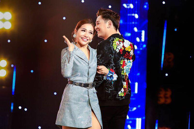 Khả Như gửi lời chúc sinh nhật đến Ngô Kiến Huy: "Sinh nhật bạn thân! Mà nó không có ở nhà để tặng quà! Thôi thì chúc mừng từ xa! Mong tình cảm đủ lớn để không cần hẹn hò ăn uống quà cáp! Chúc bé Bắp luôn thành công, dễ thương và hạnh phúc! Tuổi mới, có mấy căn nhà nữa để ở và bụng mau 6 múi nha”.