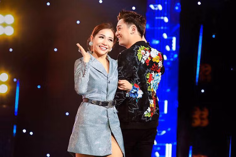 Khả Như gửi lời chúc sinh nhật đến Ngô Kiến Huy: "Sinh nhật bạn thân! Mà nó không có ở nhà để tặng quà! Thôi thì chúc mừng từ xa! Mong tình cảm đủ lớn để không cần hẹn hò ăn uống quà cáp! Chúc bé Bắp luôn thành công, dễ thương và hạnh phúc! Tuổi mới, có mấy căn nhà nữa để ở và bụng mau 6 múi nha”.