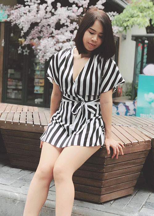 Mạnh Trường chúc mừng sinh nhật vợ: “Bước sang tuổi 33 vẫn luôn vui vẻ hồn nhiên như tuổi 23 nhé nàng. Đừng áp lực bất cứ chuyện gì, nhất là chuyện cân nặng. Nhưng cứ vượt ngưỡng 55kg là biết hậu quả thế nào rồi đấy. Bát đũa với giặt giũ hôm nay cứ để đấy. Mai làm cũng được”. 