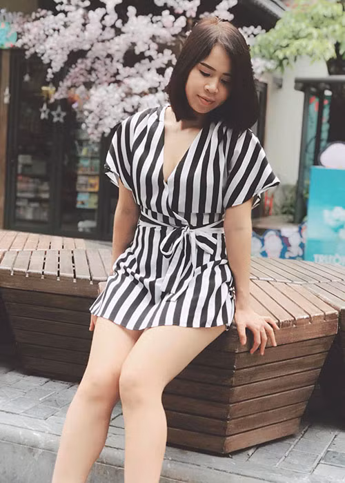 Mạnh Trường chúc mừng sinh nhật vợ: “Bước sang tuổi 33 vẫn luôn vui vẻ hồn nhiên như tuổi 23 nhé nàng. Đừng áp lực bất cứ chuyện gì, nhất là chuyện cân nặng. Nhưng cứ vượt ngưỡng 55kg là biết hậu quả thế nào rồi đấy. Bát đũa với giặt giũ hôm nay cứ để đấy. Mai làm cũng được”. 