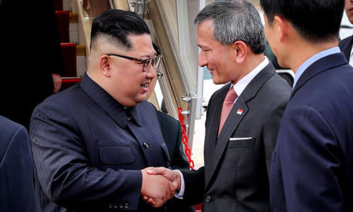 Lãnh đạo Triều Tiên Kim Jong Un bắt tay Ngoại trưởng Singapore Vivian Balakrisnan tại Changi - Ảnh: REUTERS Lãnh đạo Triều Tiên Kim Jong Un bắt tay Ngoại trưởng Singapore Vivian Balakrisnan tại Changi - Ảnh: REUTERS