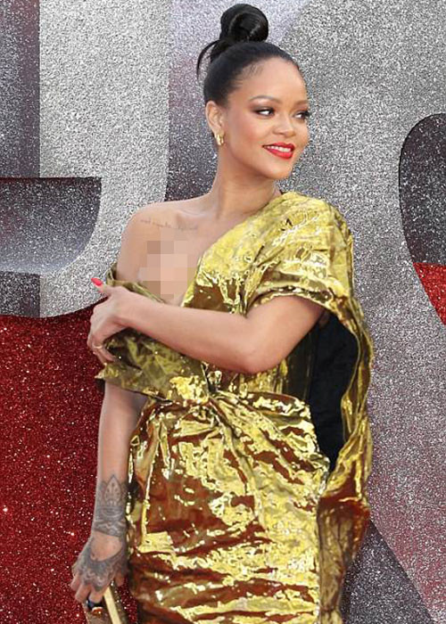 Diện bộ đầm hở bạo, giọng ca "Diamonds" liên tục chỉnh váy để tránh gặp sự cố trang phục.