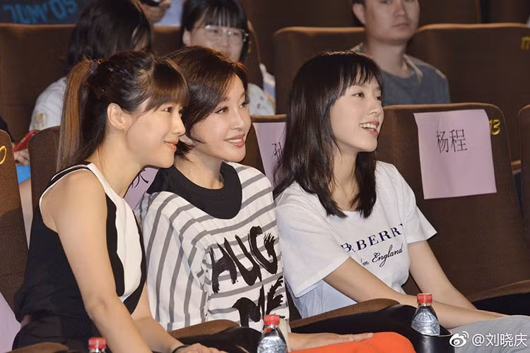 Vẻ trẻ trung, rạng rỡ giúp Lưu Hiểu Khánh ghi điểm với khán giả.