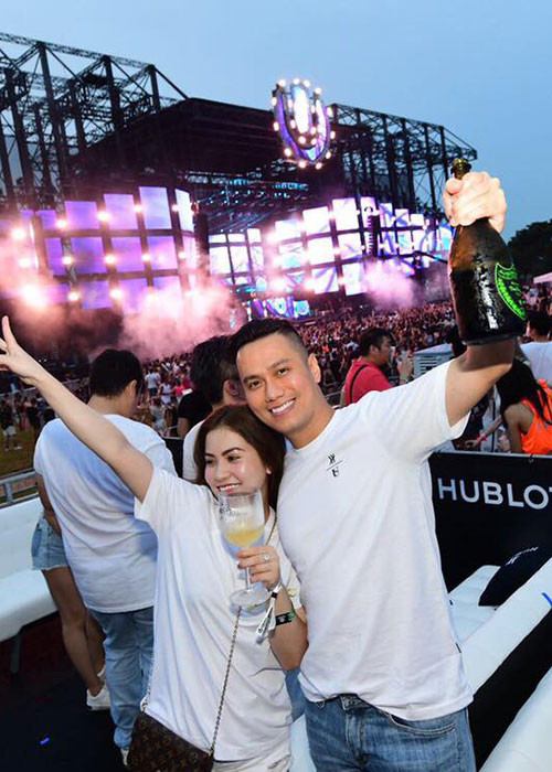 Vợ chồng Việt Anh đi dự sự kiện ở Singapore.