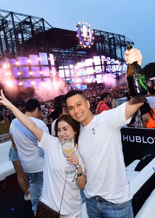 Vợ chồng Việt Anh đi dự sự kiện ở Singapore.