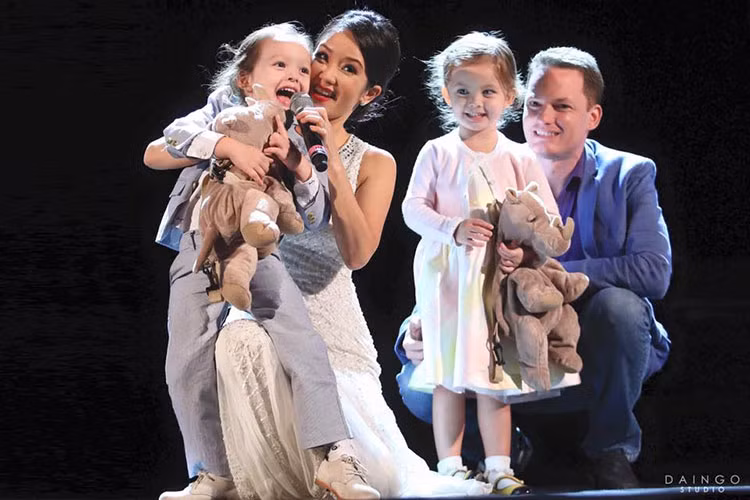 Có cặp song sinh đáng yêu và được ông xã ngoại quốc yêu chiều, Hồng Nhung lúc nào cũng rạng rỡ hạnh phúc.