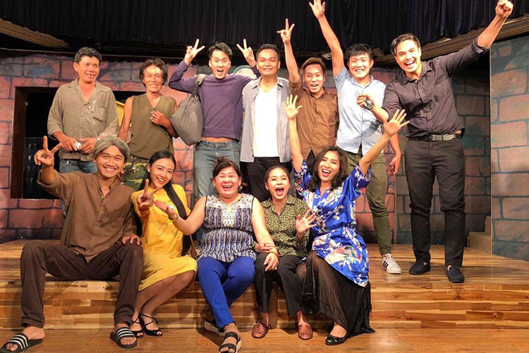 Nhờ lối diễn xuất duyên dáng, dí dỏm, Xuân Nghị là diễn viên được yêu thích ở sân khấu kịch Hồng Vân. Ngoài ra, nhờ chất giọng đặc biệt, anh còn tham gia lồng tiếng nhiều phim như "Xì trum", "Cars 3". Ảnh: FBNV